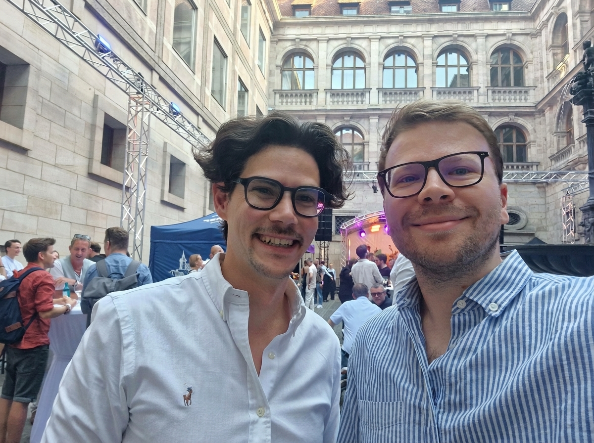 Die Gründer Markus Linnenberg und Sebastian Flick zum Launch von News Assist auf den Lokalmedientagen in Nürnberg (Juni 2026)